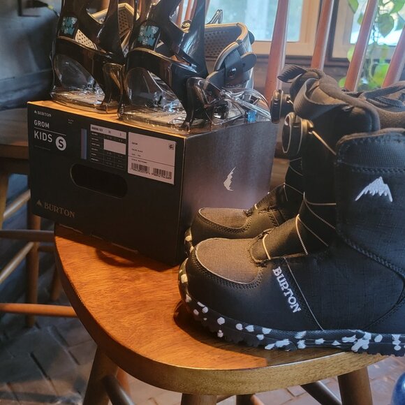 BURTON SNOWBOARD BOA BOOTS WITH GROM BINDINGS - Picture 1 of 16
